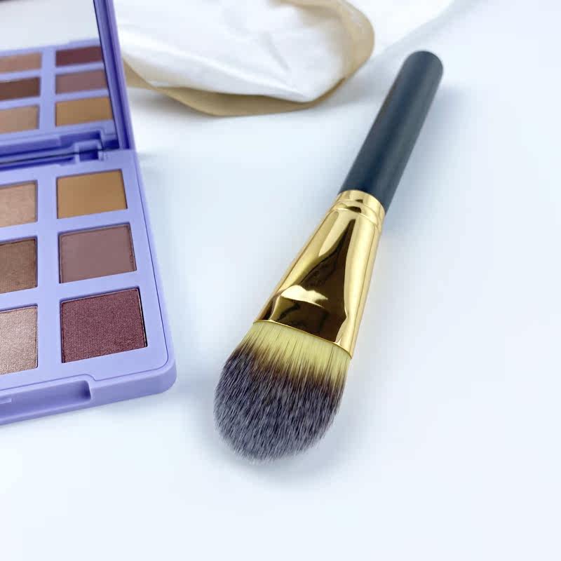 高級感漂う丸型メイクチークブラシ金具付き