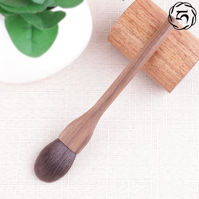 メイクブラシ 天然木製柄ふんわりチーク専用ブラシ