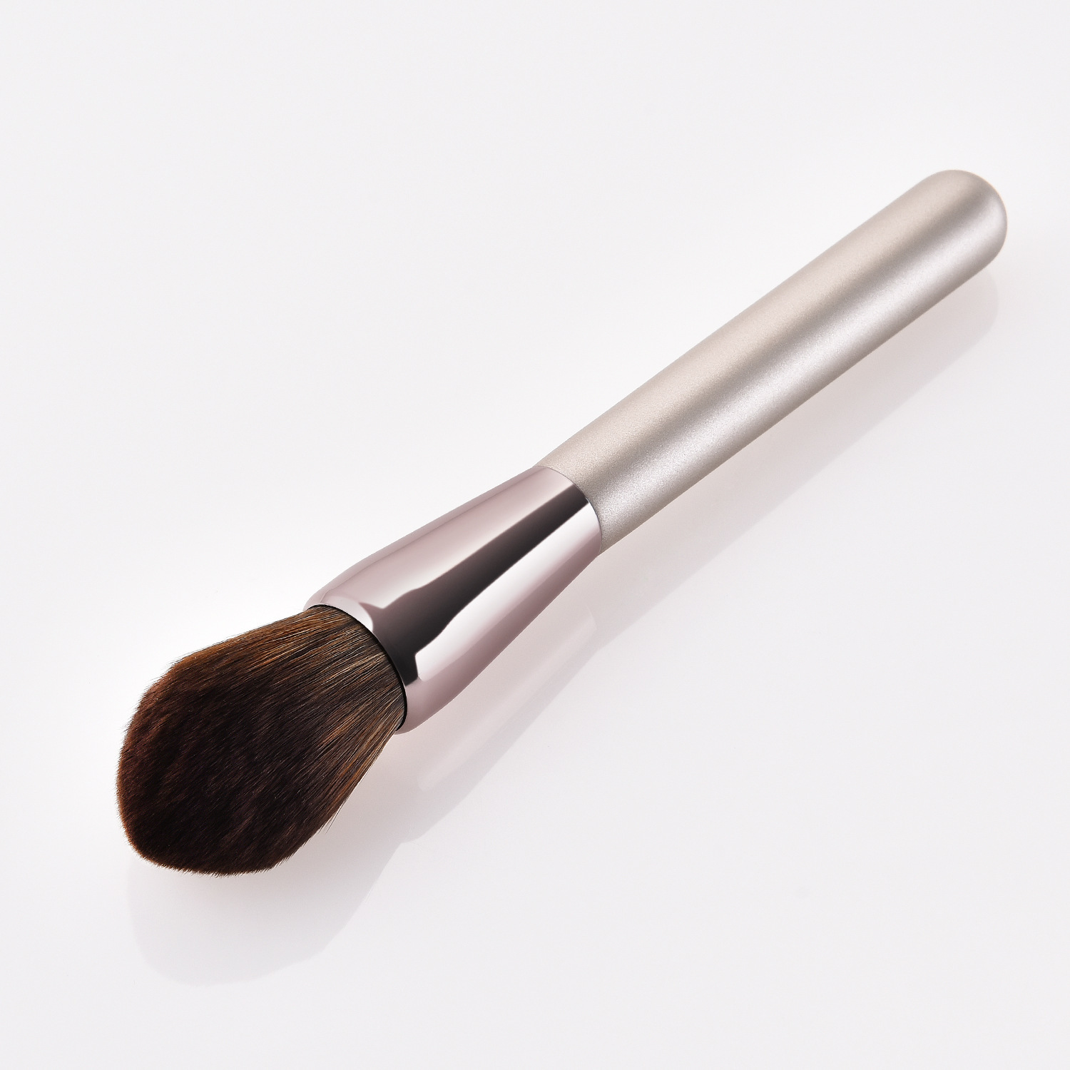 メイクブラシ 高級天然毛使用の丸型チークブラシ