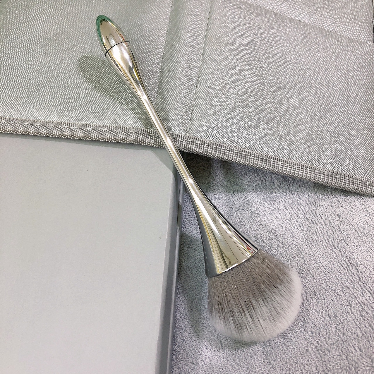 メイクブラシ 極上の艶めき曲線美ファンデーションブラシ