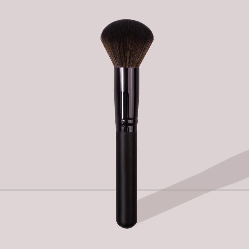 メイクブラシ 丸型ふんわりチークブラシ 上質な肌当たり