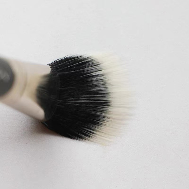 メイクブラシ プロ仕様の斜めカット丸型チークブラシ