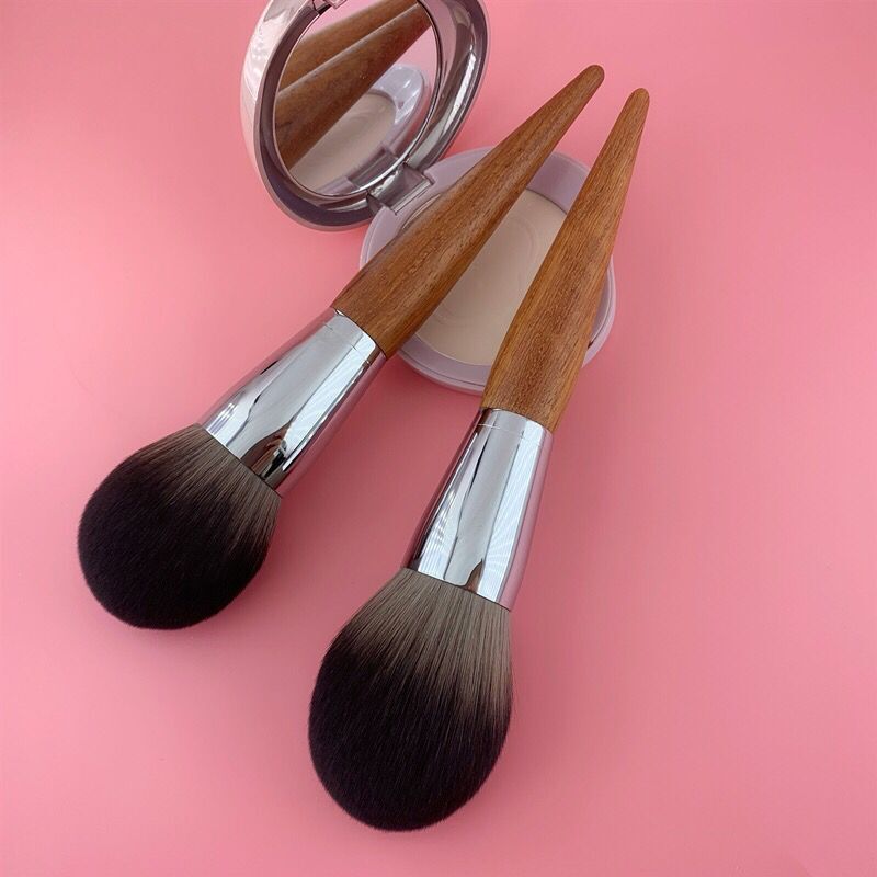 メイクブラシ 天然木ハンドル ファンデーション専用丸型ブラシ