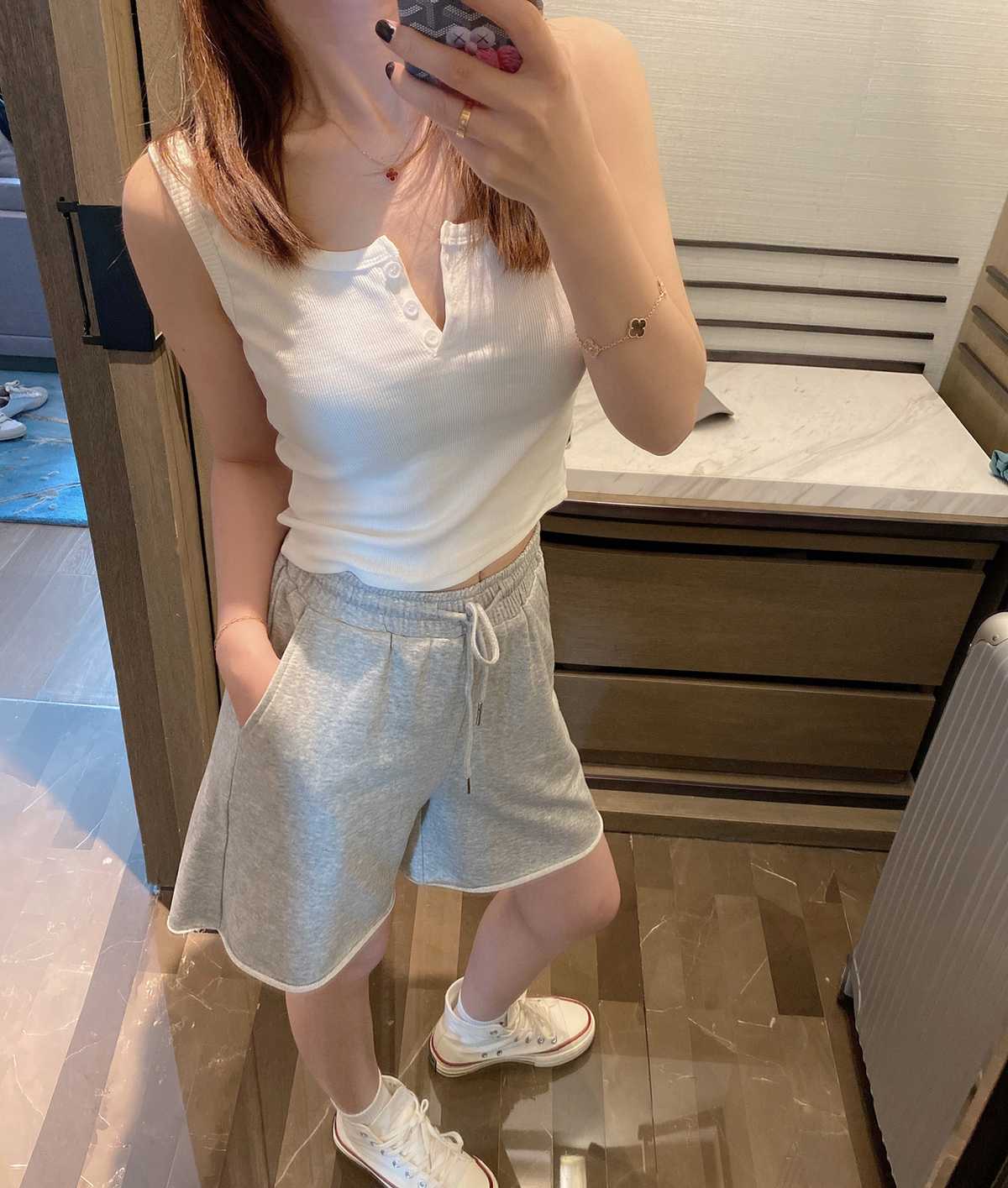 リブ編みボタン飾りブラトップ