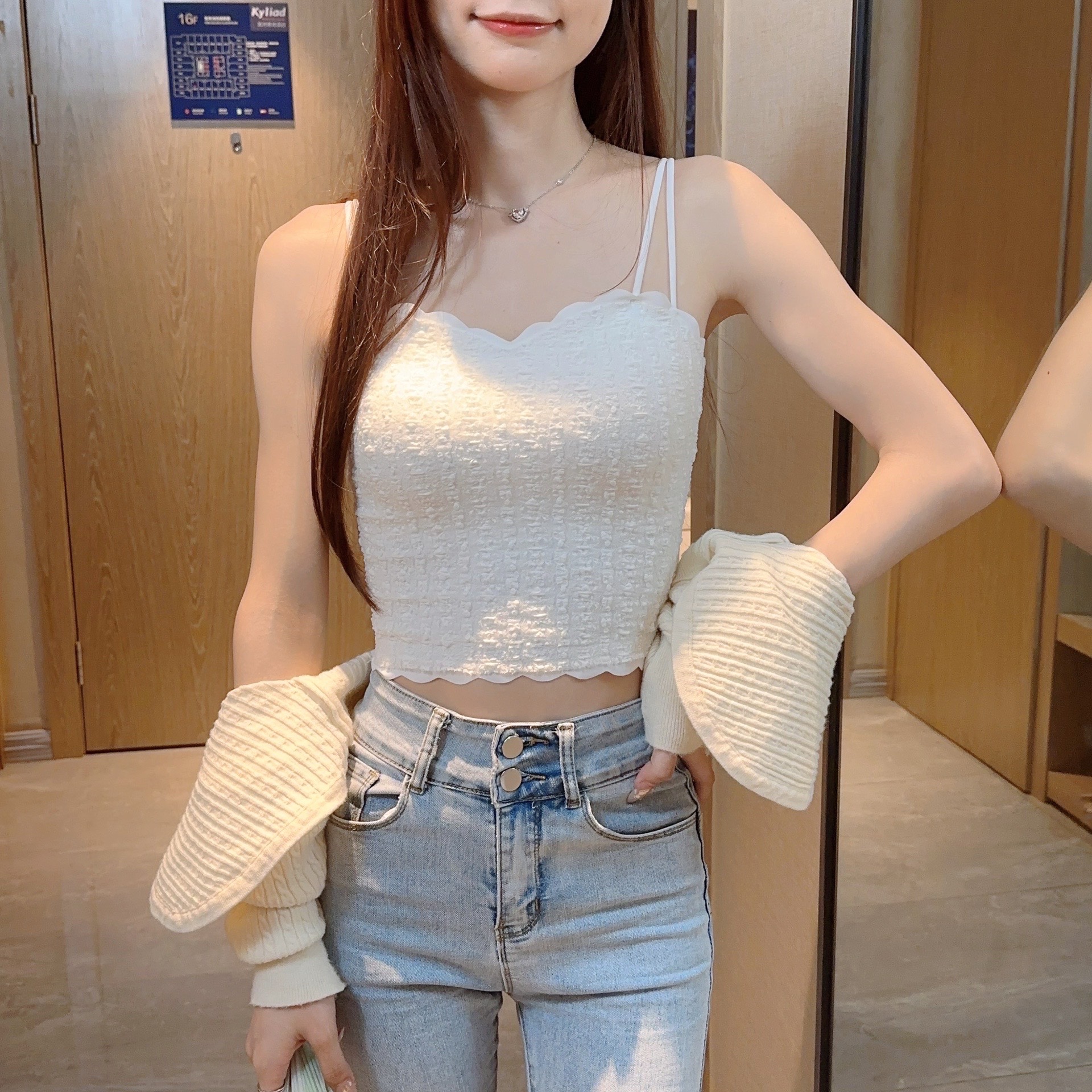 ブラトップ 波打ち編み込み胸元美人キャミソール