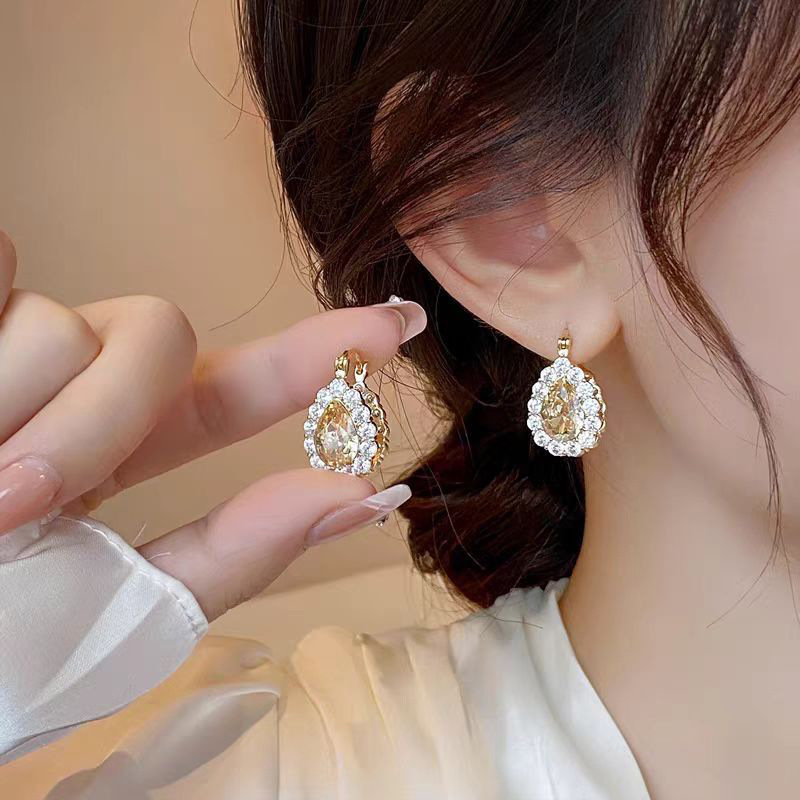 結婚式 アクセサリー 上品なしずく形クリスタルピアス