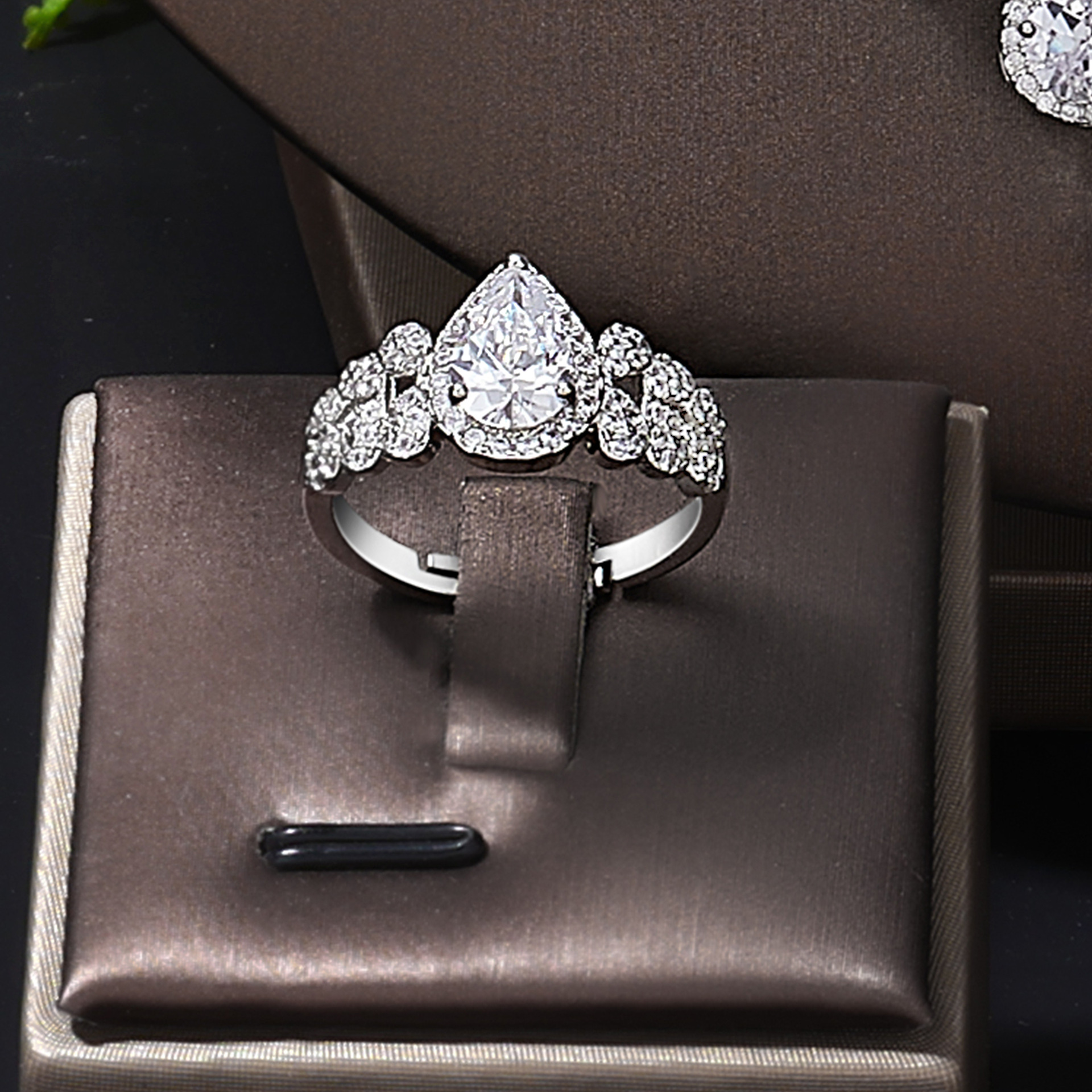 https://fulmo-img-server.com/bridalgleam/11a12ddc-2aea-4253-9af6-bcc78fc64384.jpg