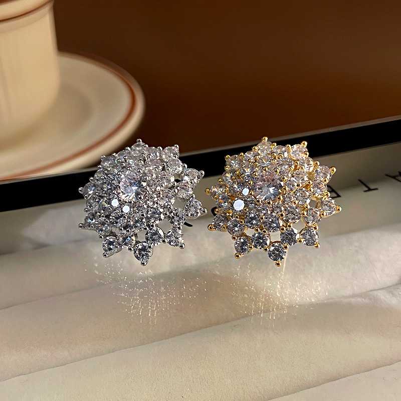 結婚式 アクセサリー 華やかな雪の結晶ピアス