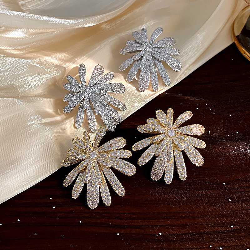 結婚式 アクセサリー キラめき花びらのウェディングピアス