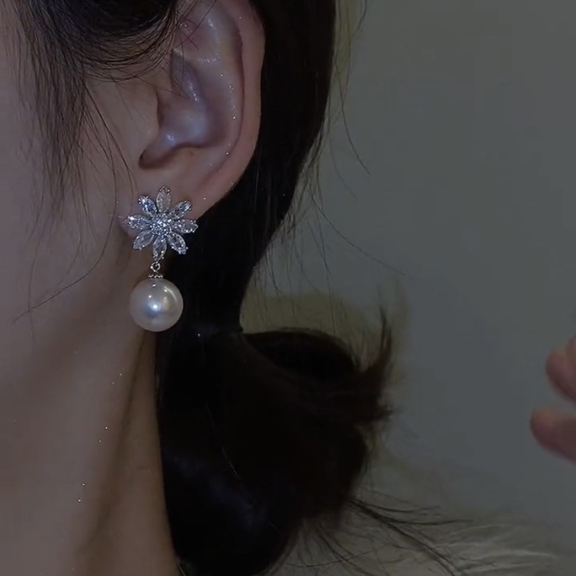 結婚式 アクセサリー 花型水晶と真珠の上品揺れるピアス