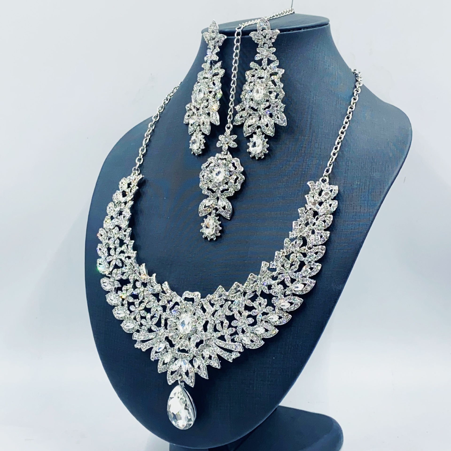 https://fulmo-img-server.com/bridalgleam/2a593070-6073-49c1-a97e-5df088d92f9b.jpg