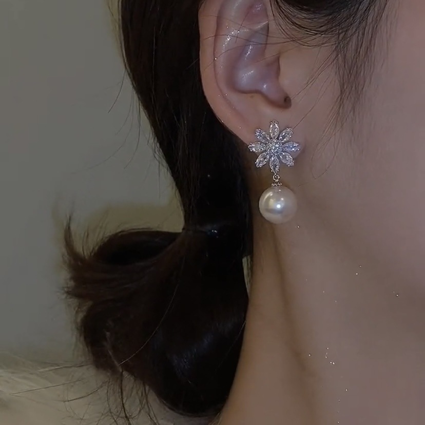 結婚式 アクセサリー 花型水晶と真珠の上品揺れるピアス