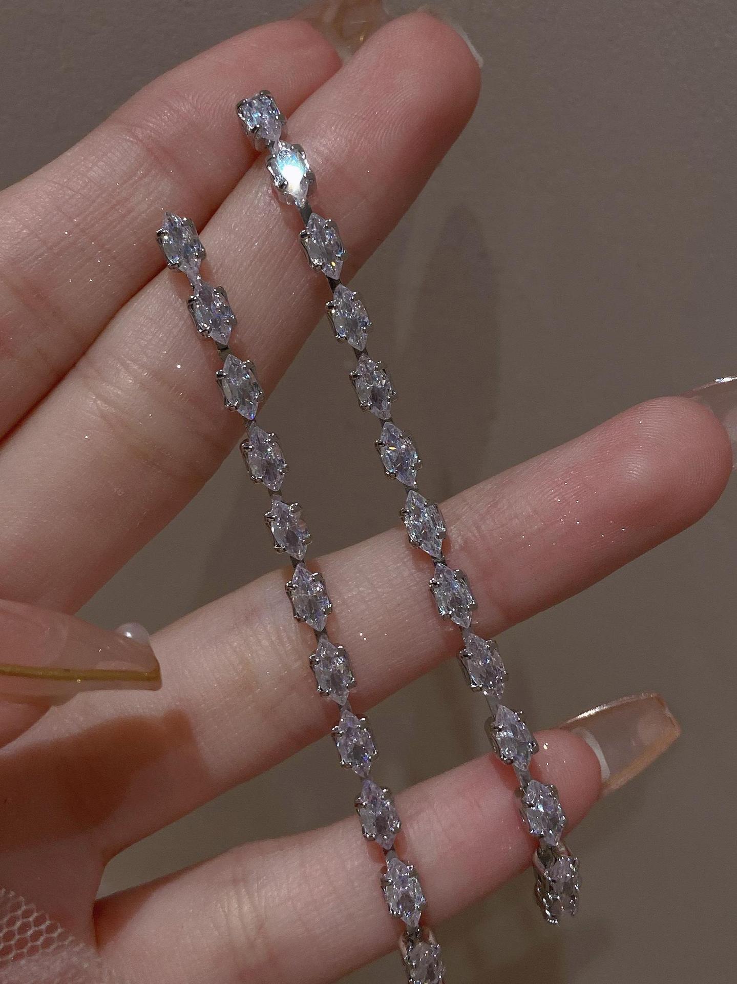 結婚式 アクセサリー 煌めく雫型連なりロング垂れ下がりピアス