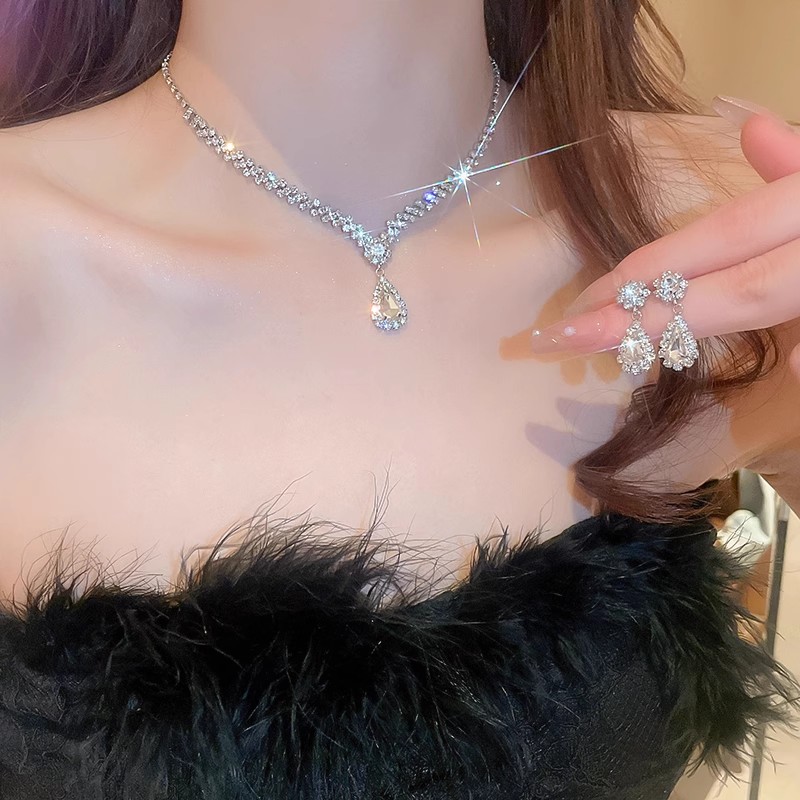 結婚式 アクセサリー 上品な雫型 ストーン ネックレス