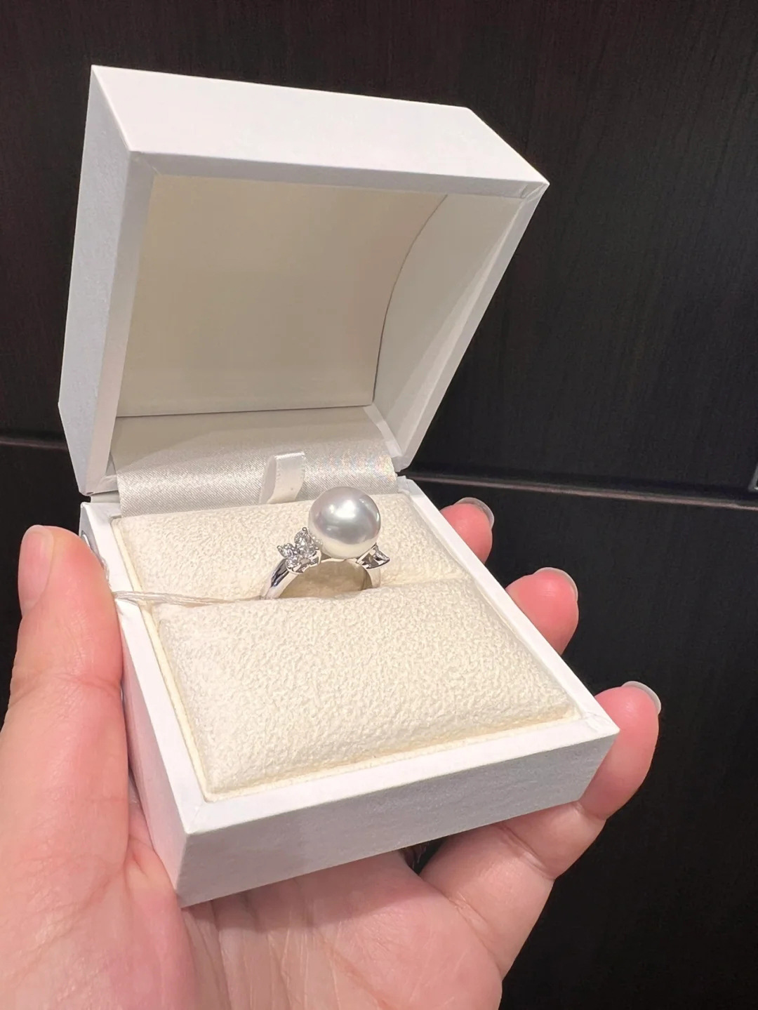 https://fulmo-img-server.com/bridalgleam/8f4c7cc6-fe44-4583-bd44-a19cadcf44b0.jpg
