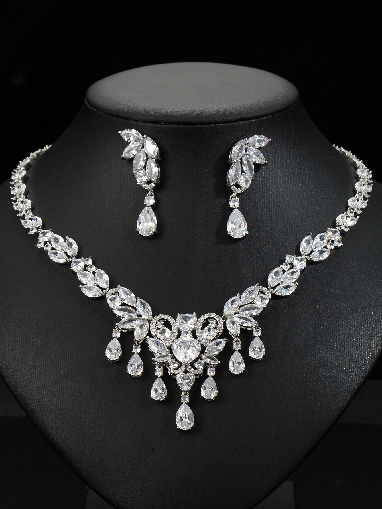 https://fulmo-img-server.com/bridalgleam/8f9ba590-047c-4764-b3fb-de0f90c6dccb.jpg