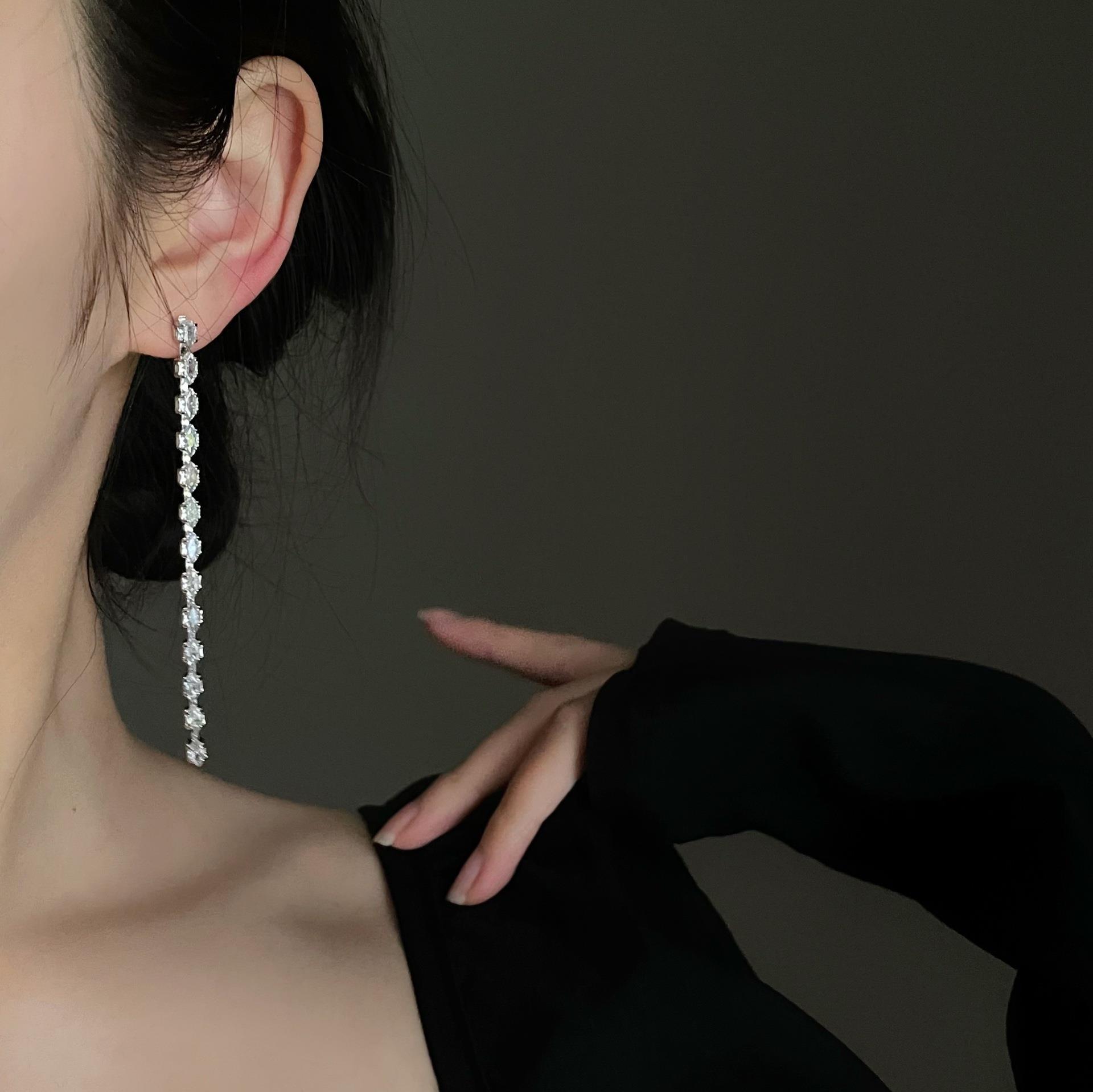 結婚式 アクセサリー 煌めく雫型連なりロング垂れ下がりピアス