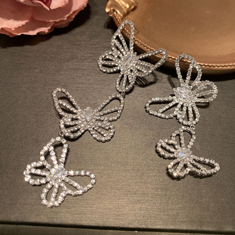 結婚式 アクセサリー 蝶々の舞い飛ぶ ダブル揺れピアス