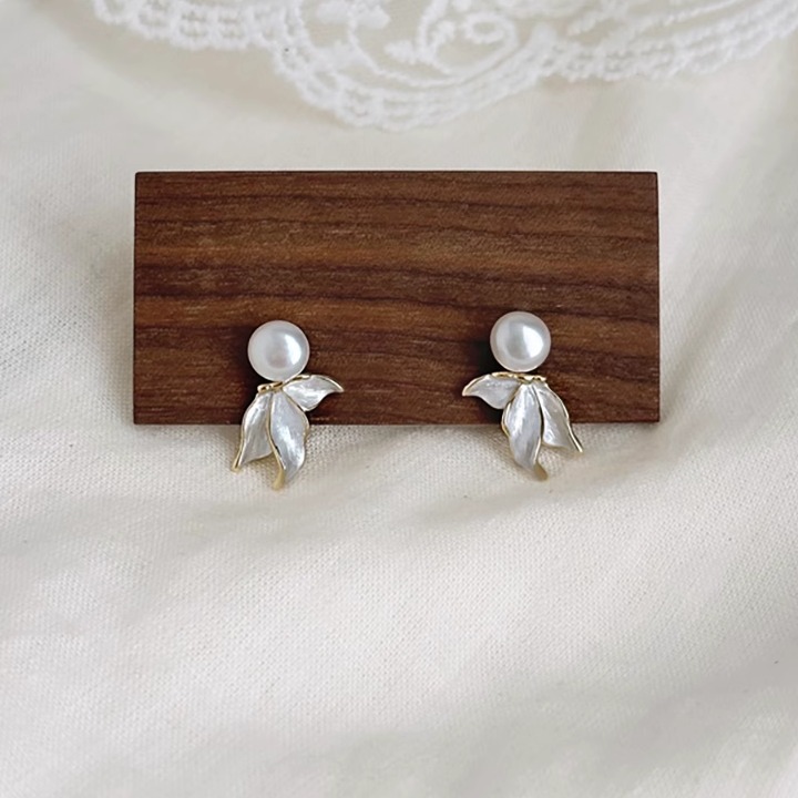 結婚式 アクセサリー 真珠と花びら舞うブライダルピアス