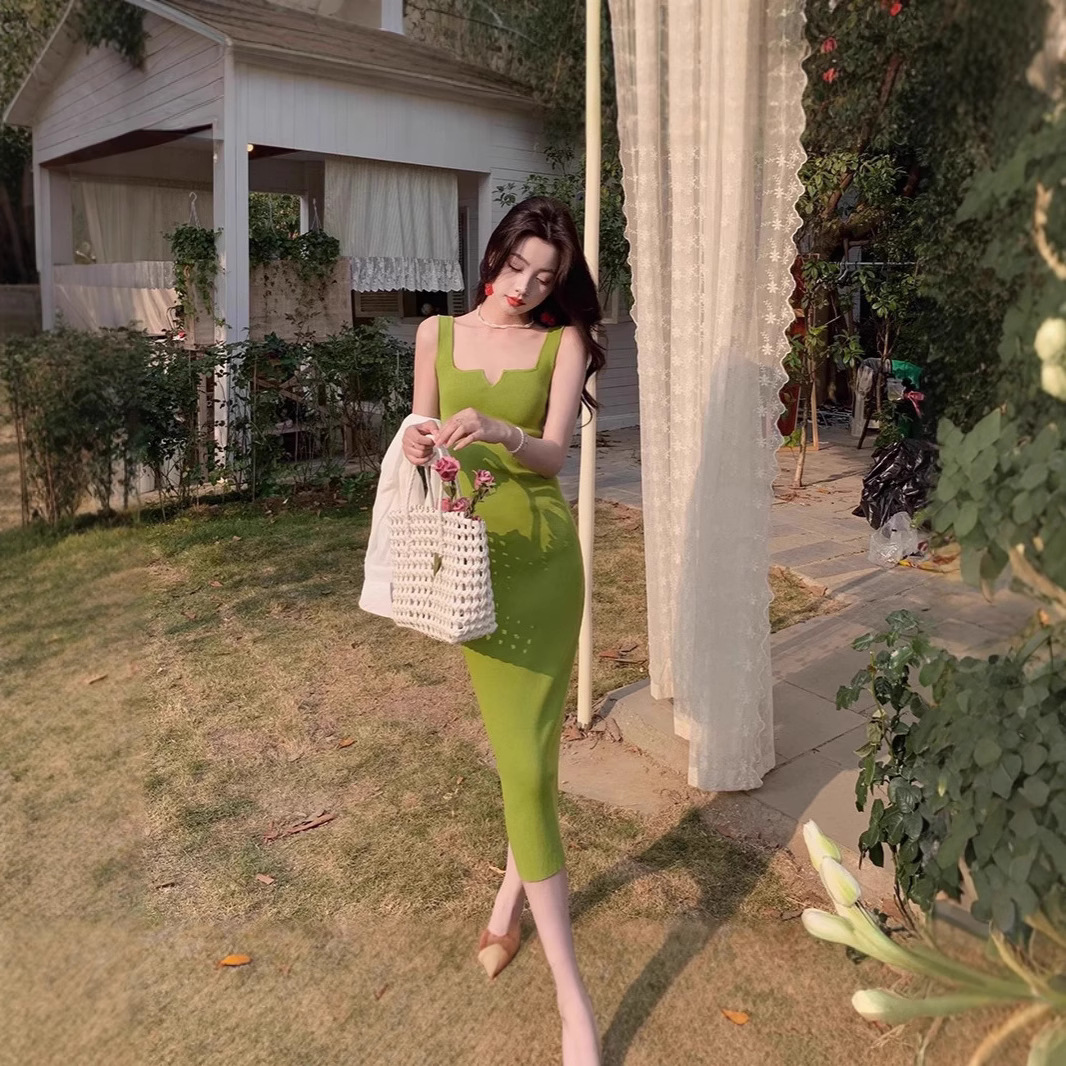 キャミワンピース 上品な深Ｖネックボディフィットキャミワンピース