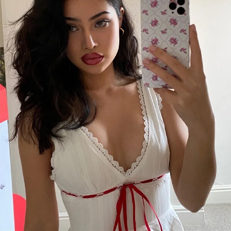 キャミワンピース 深めネックライン刺繍レース袖無しミニワンピース