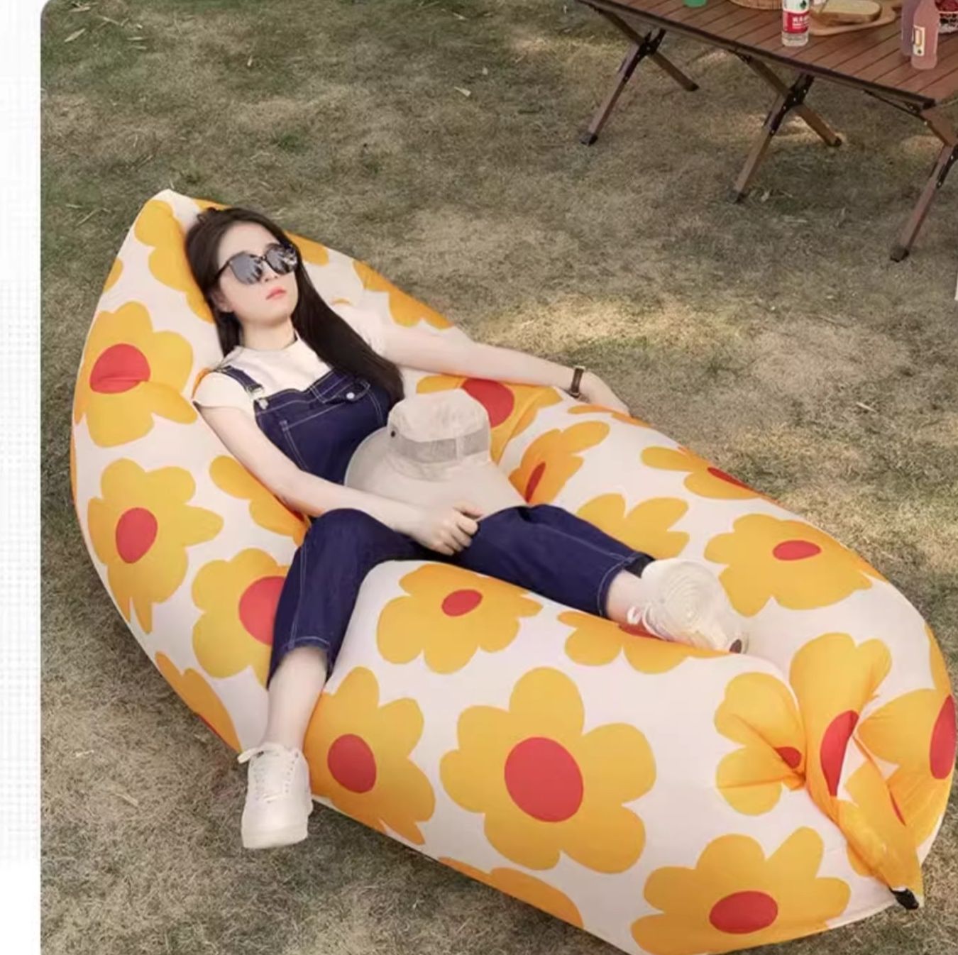 キャンプ用品 空気で膨らむ花柄ラウンジソファー