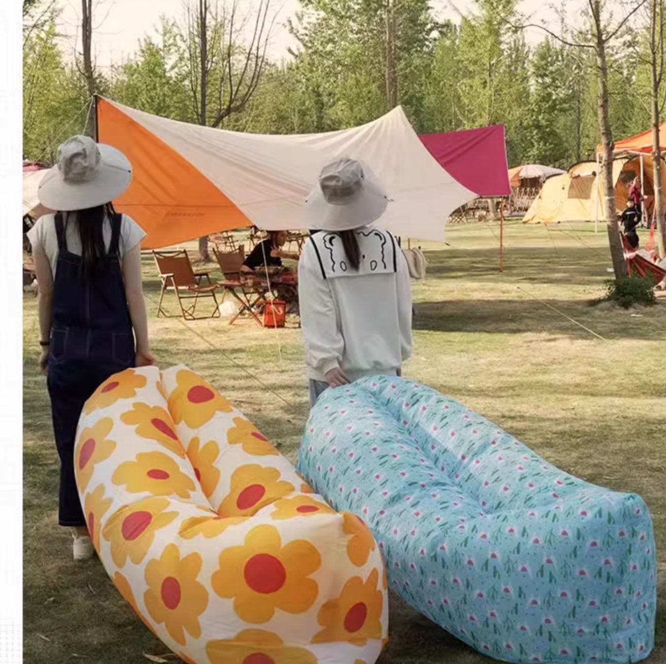 キャンプ用品 空気で膨らむ花柄ラウンジソファー