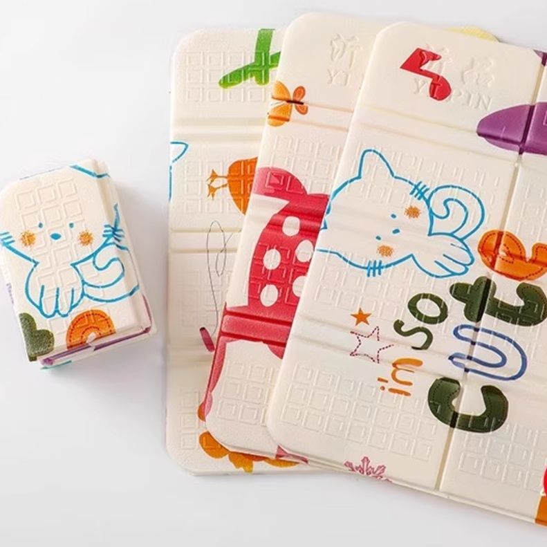 キャンプ用品 お子様喜ぶ！折りたたみ式遊べるマット