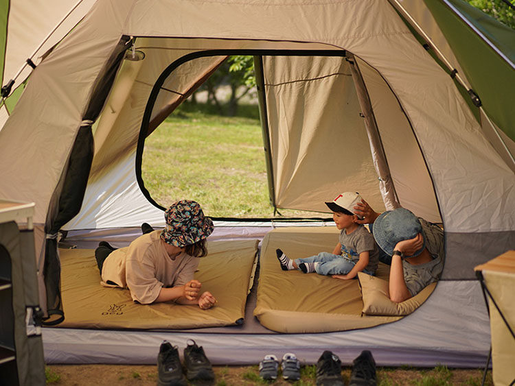 キャンプ用品 家族向け大型前室付き四人用ドーム型テント