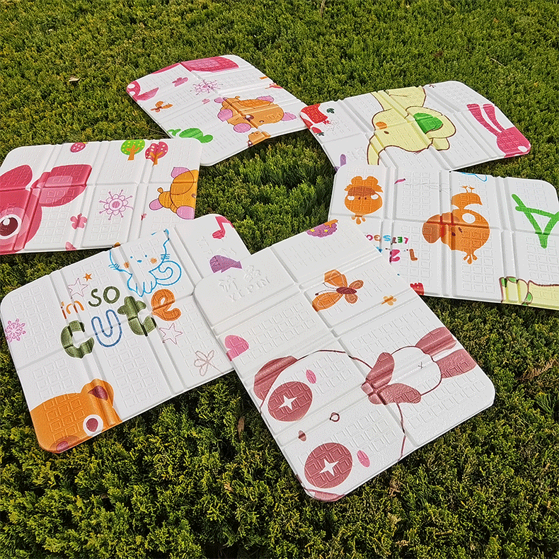 キャンプ用品 お子様喜ぶ！折りたたみ式遊べるマット