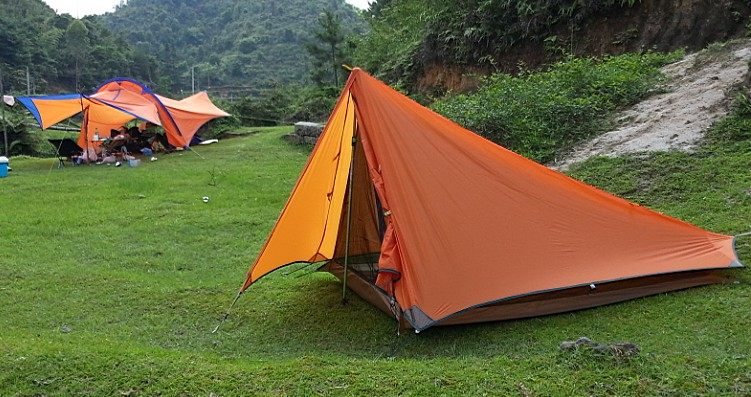 キャンプ用品 超軽量一人用三角形シェルター登山向けテント