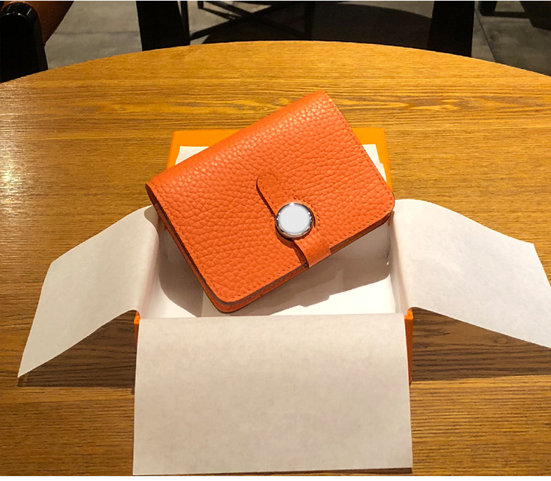 円形留め具付き上質革名刺入れ