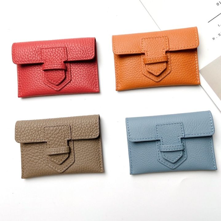 上質な革で仕立てたベルト留め具付き名刺入れ