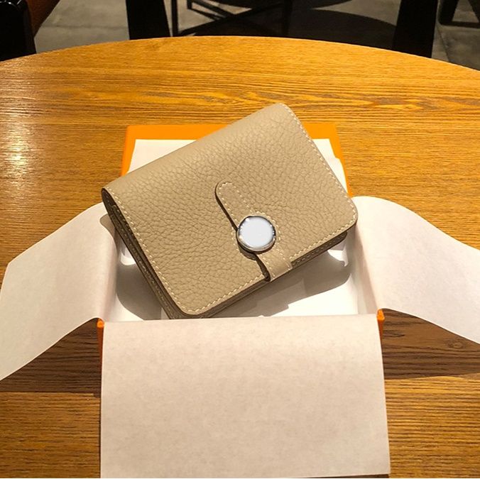 円形留め具付き上質革名刺入れ