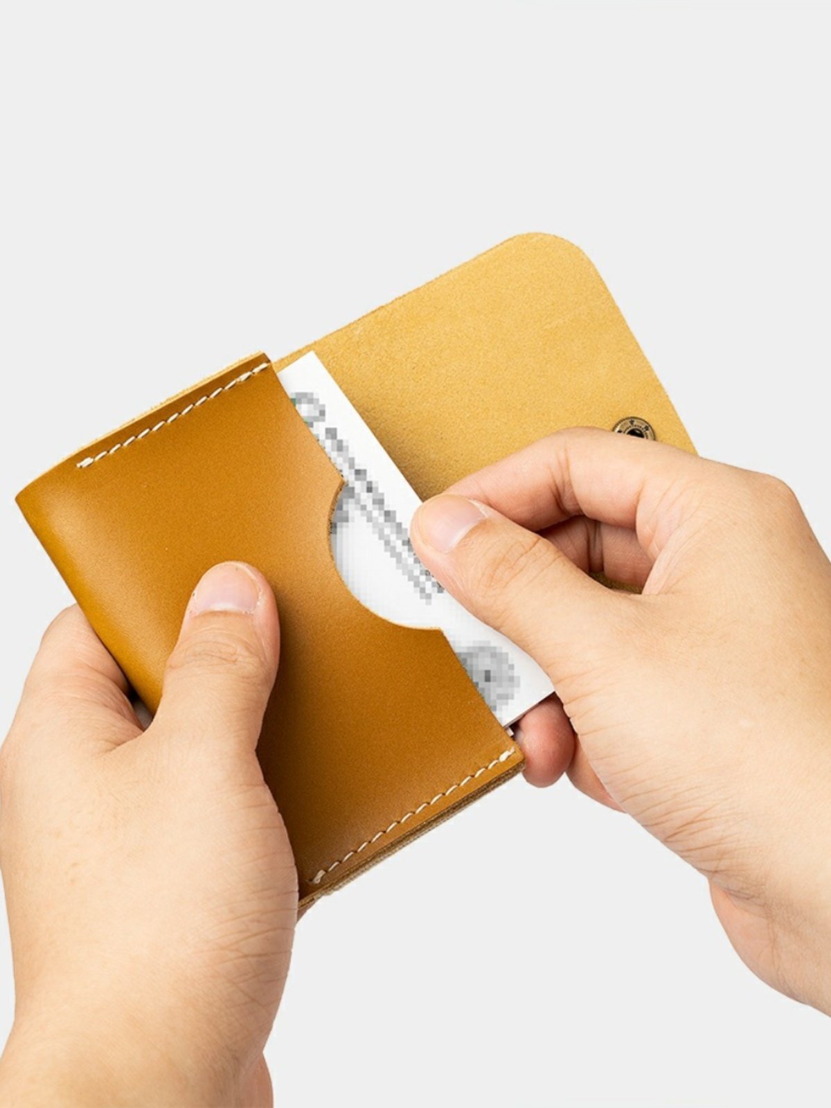 本革仕立てのスナップ式名刺入れ