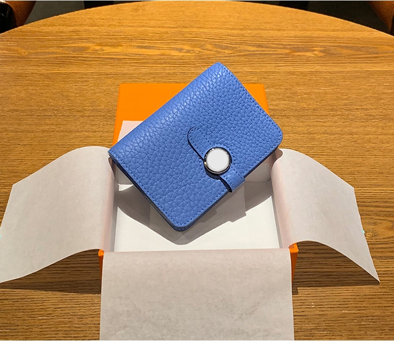 円形留め具付き上質革名刺入れ