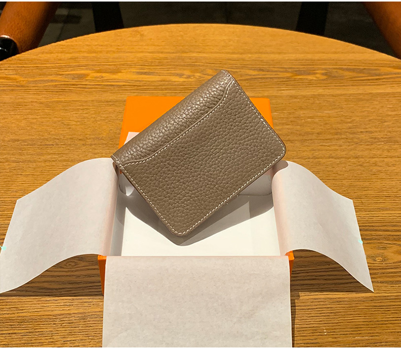 円形留め具付き上質革名刺入れ