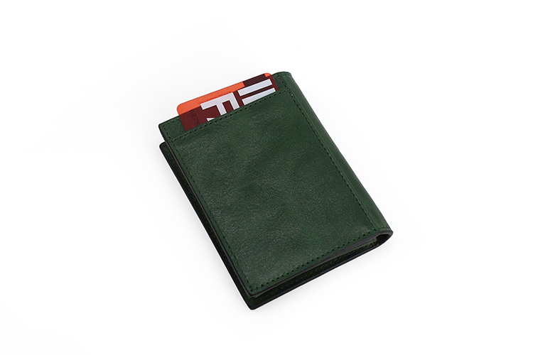 上質牛革仕立て二つ折りビジネス名刺入れ