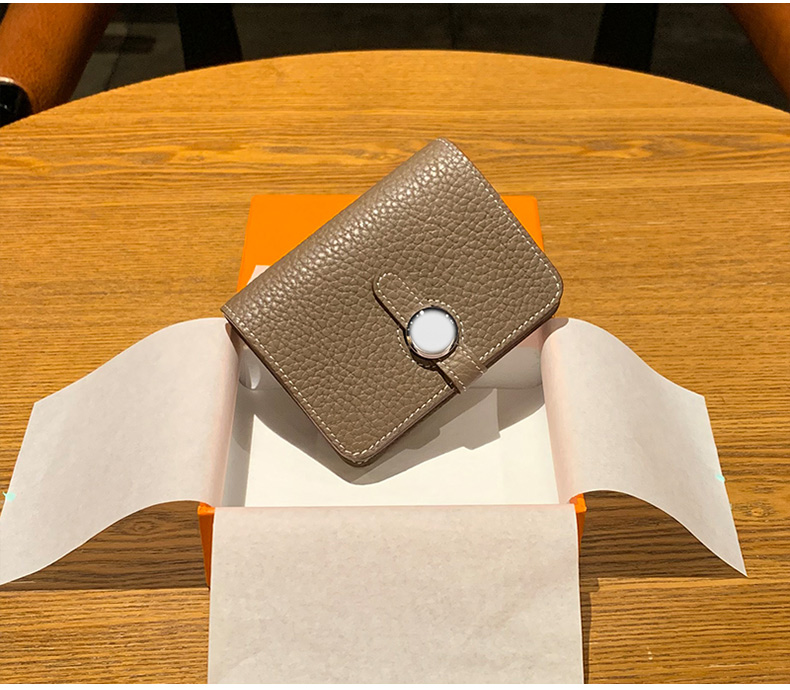 円形留め具付き上質革名刺入れ