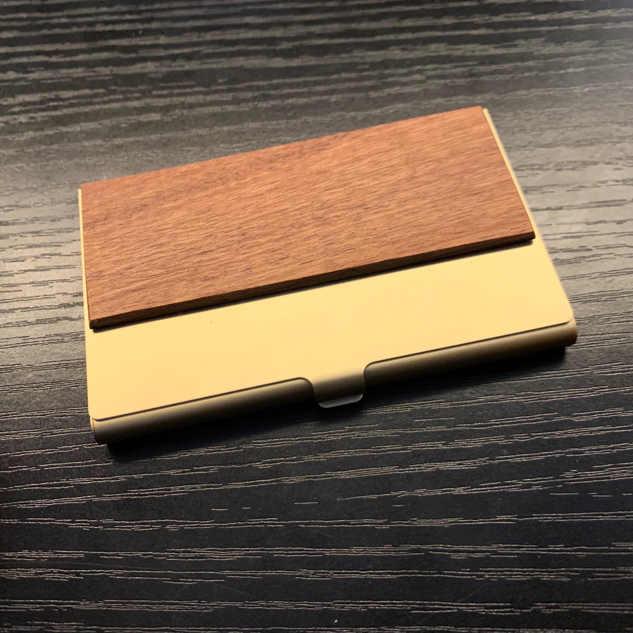 天然木をあしらった薄型名刺入れ
