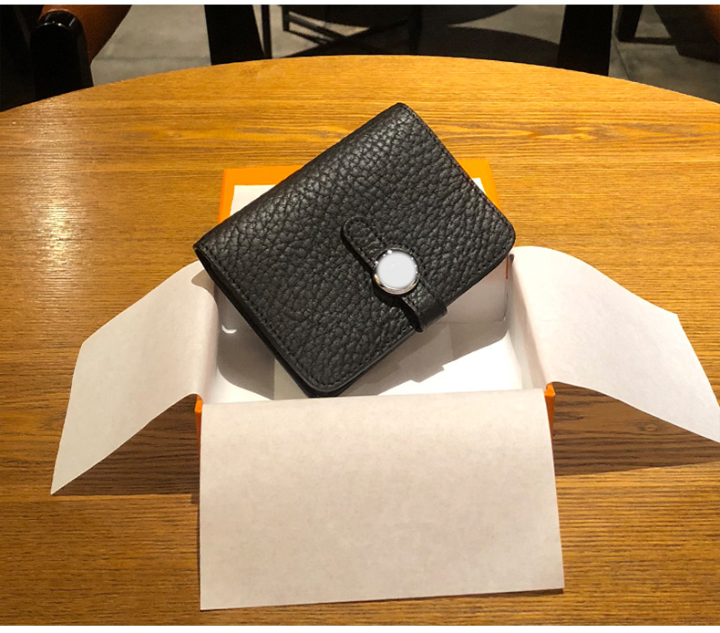 円形留め具付き上質革名刺入れ