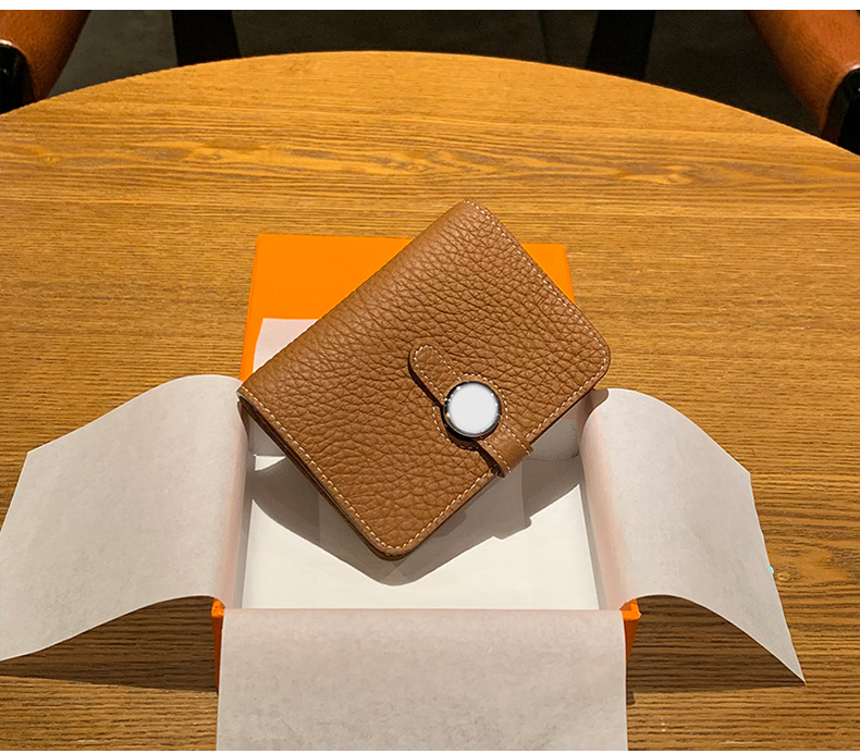 円形留め具付き上質革名刺入れ