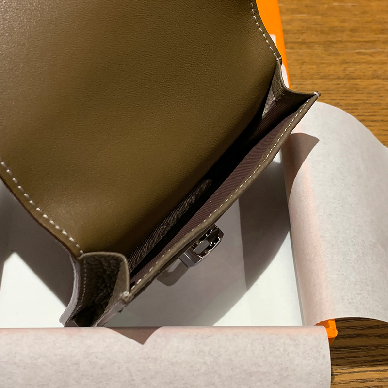 円形留め具付き上質革名刺入れ