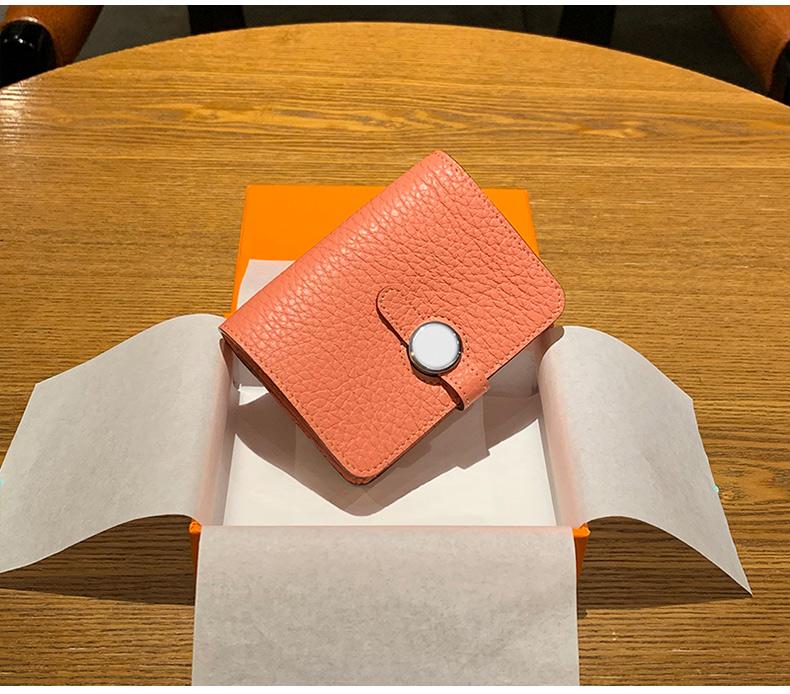 円形留め具付き上質革名刺入れ