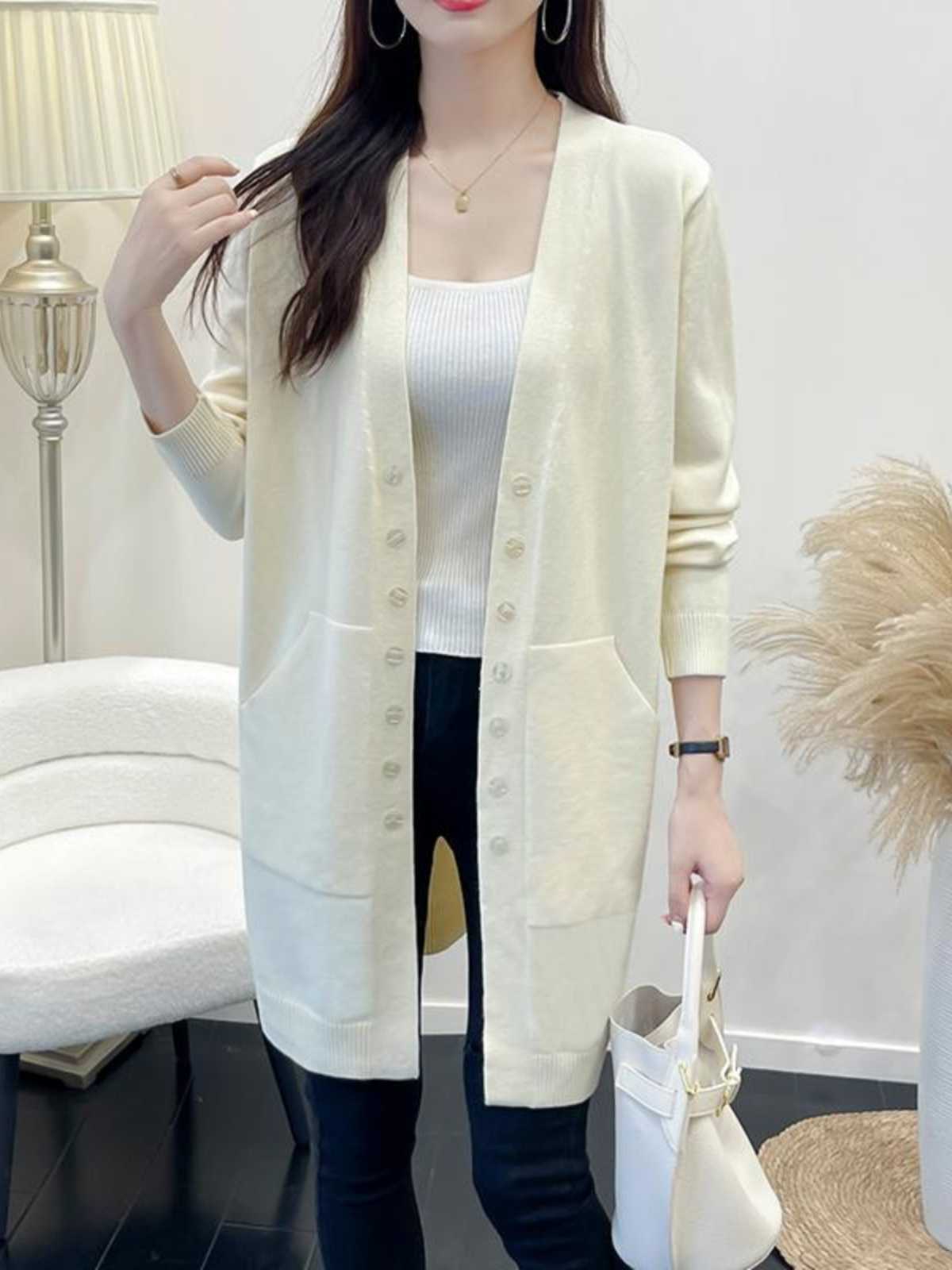 さっと羽織るだけで洗練された印象に!レディースノーカラーカーディガン 5選
