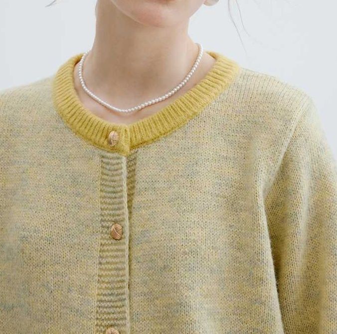 レディースカーディガン 優しい風合いの丸襟ニットカーディガン