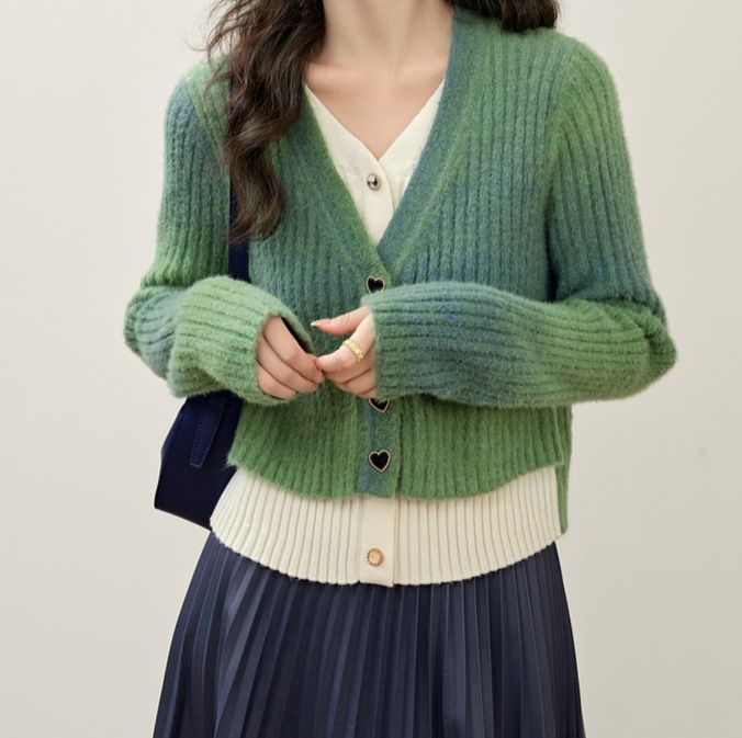 レディースカーディガン ふわふわリブ編みハートボタン羽織　ショート丈