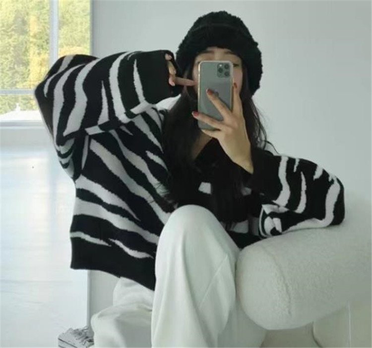 レディースカーディガン 黒白ボーダー ブイネック ショート丈 ニットカーディガン