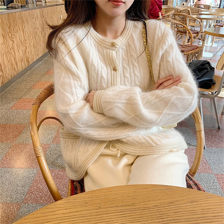 ぬくもりが伝わる一枚。大人の手編みカーディガン5選