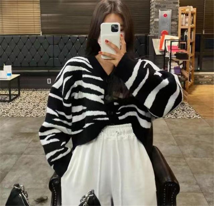 レディースカーディガン 黒白ボーダー ブイネック ショート丈 ニットカーディガン